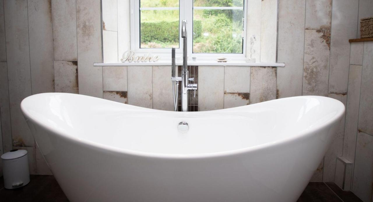 A Superb Bijou Retreat With Jacuzzi Near An Excellent Village Pub Yelverton Bagian luar foto